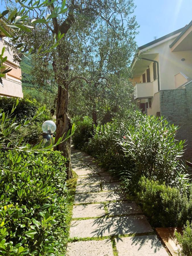 Le Vele Beth'S House Apartment เบรนโซเน ซูล การ์ดา ภายนอก รูปภาพ
